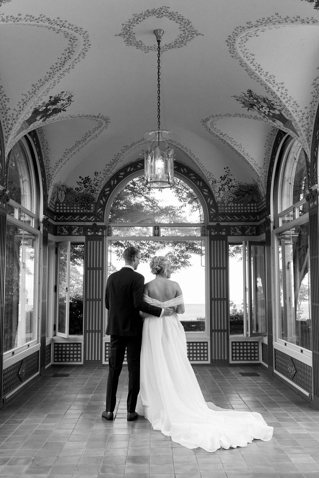 Kyle and Olivia beneath Eolia Mansion’s ornate arches in black and white — Eolia Mansion, Harkness Memorial State Park, Waterford, Connecticut