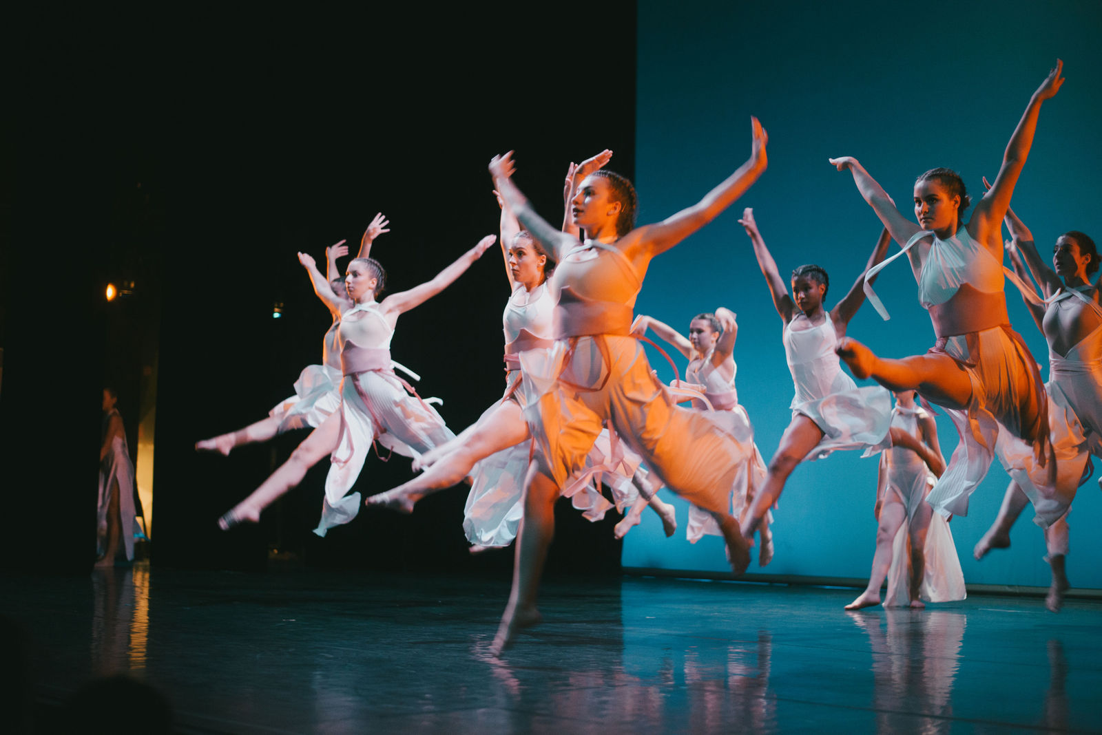 Spectacle danse Lyon - Danseuses saut chorégraphie événement culturel théâtre