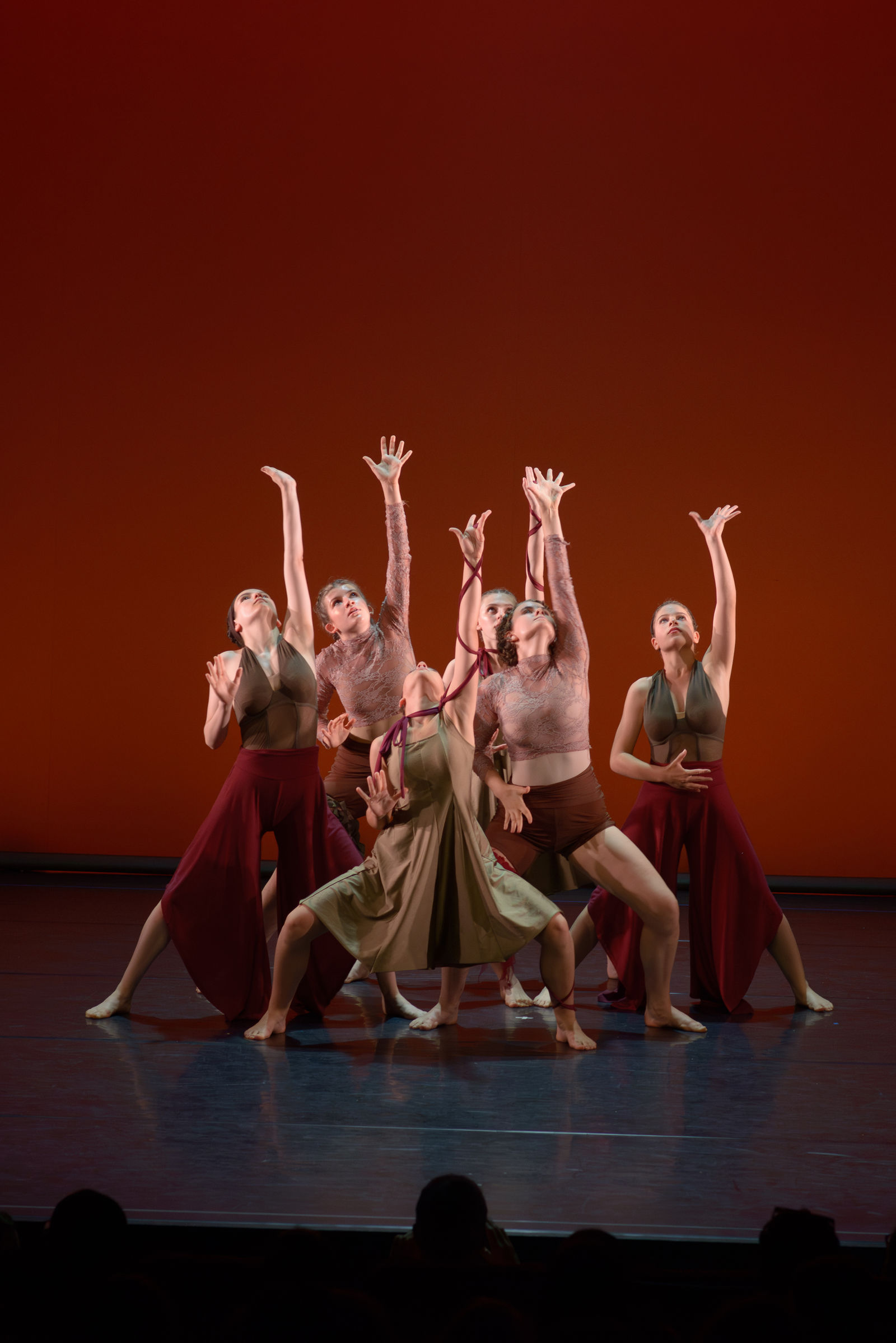 Chorégraphie Lyon - Groupe 8 danseuses bras tendus spectacle théâtre événement