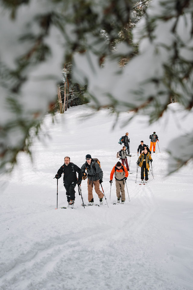Tourski groep in het backcountry van Kirgizië