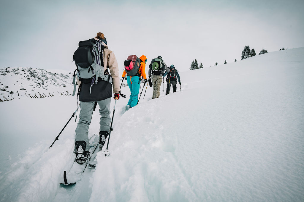 Tourski groep op weg naar de top in het backcountry van Kirgizië