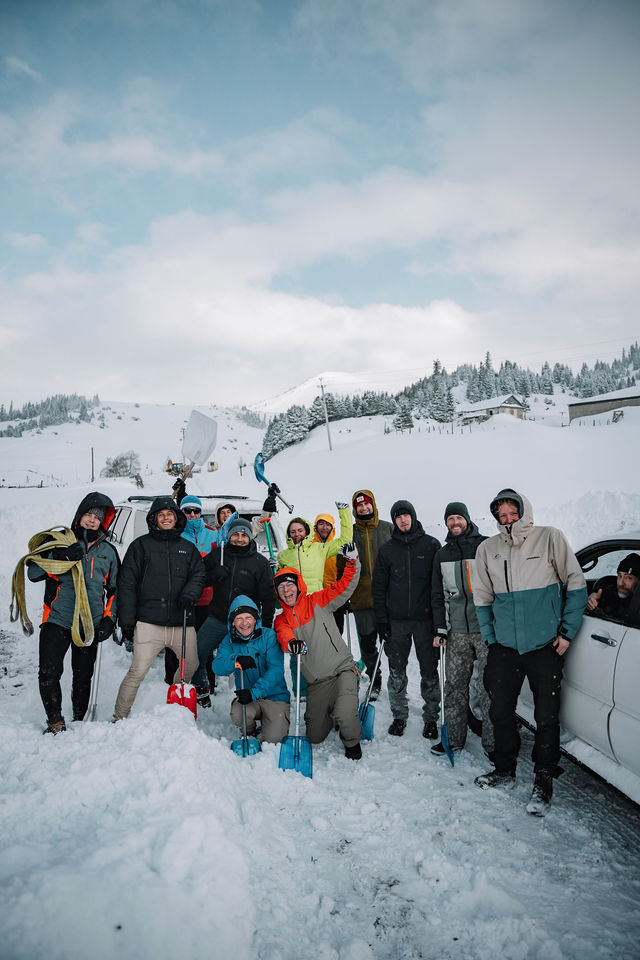 Groep skiërs bij lokaal bergdorp in Kirgizië