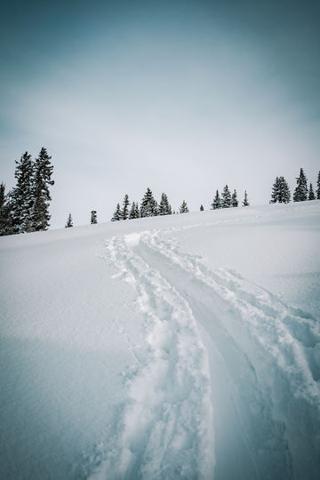 Skin track richting de toppen van Jyrgalan