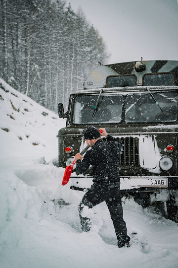 Snowcat expeditie door het winterbos in Kirgizië
