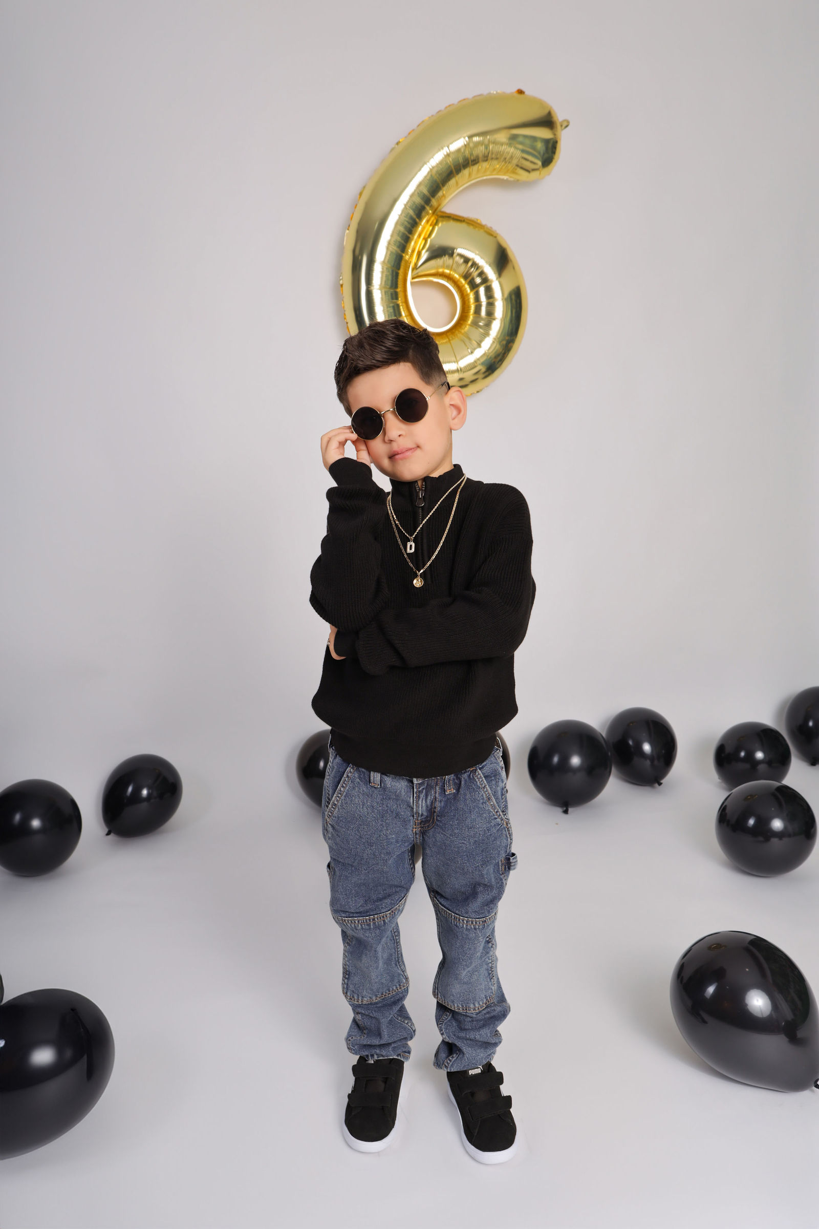 Niño en sesión de cumpleaños en el estudio
