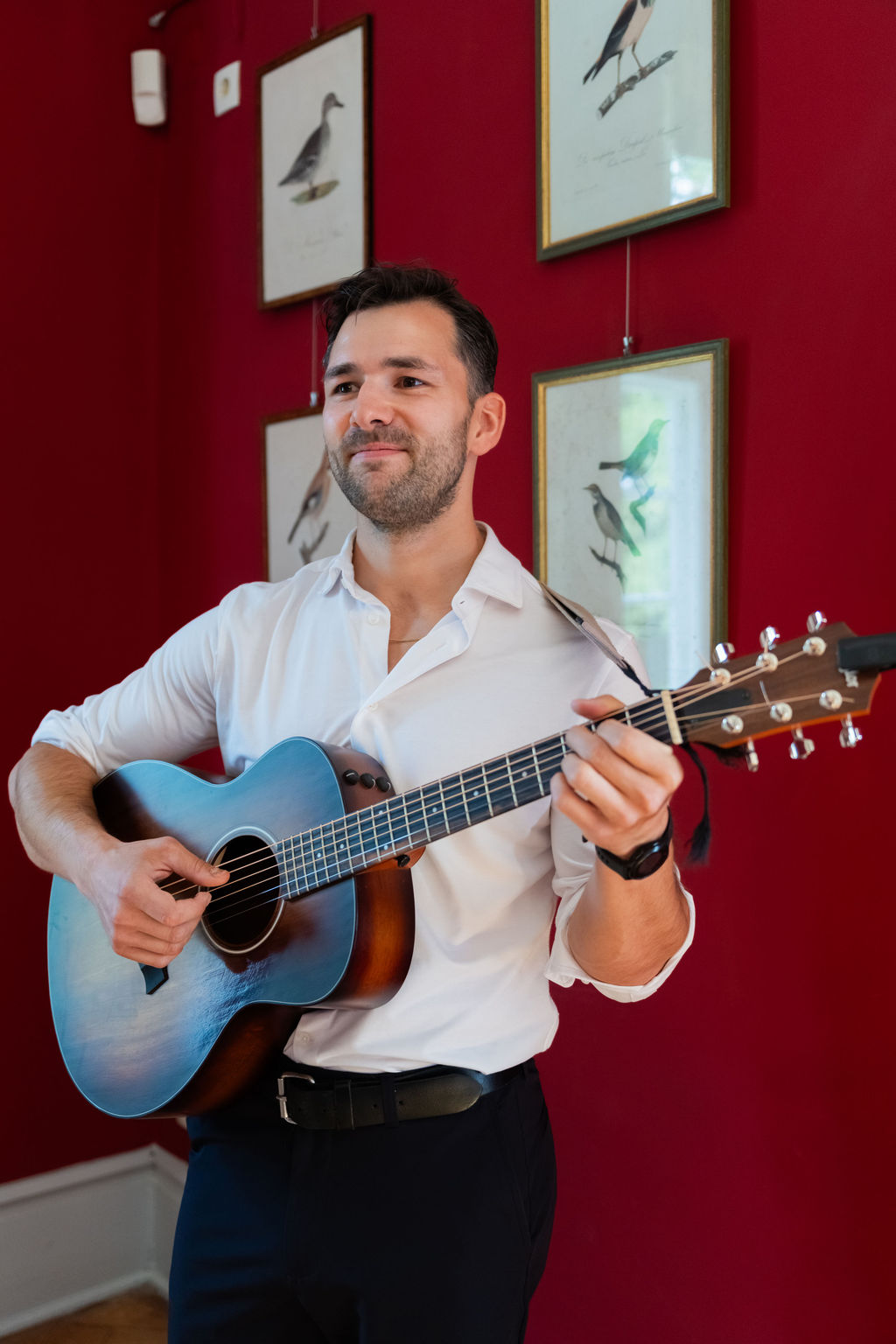 Kim-Loy singt und spielt Gitarre bei einer Hochzeit in Berlin