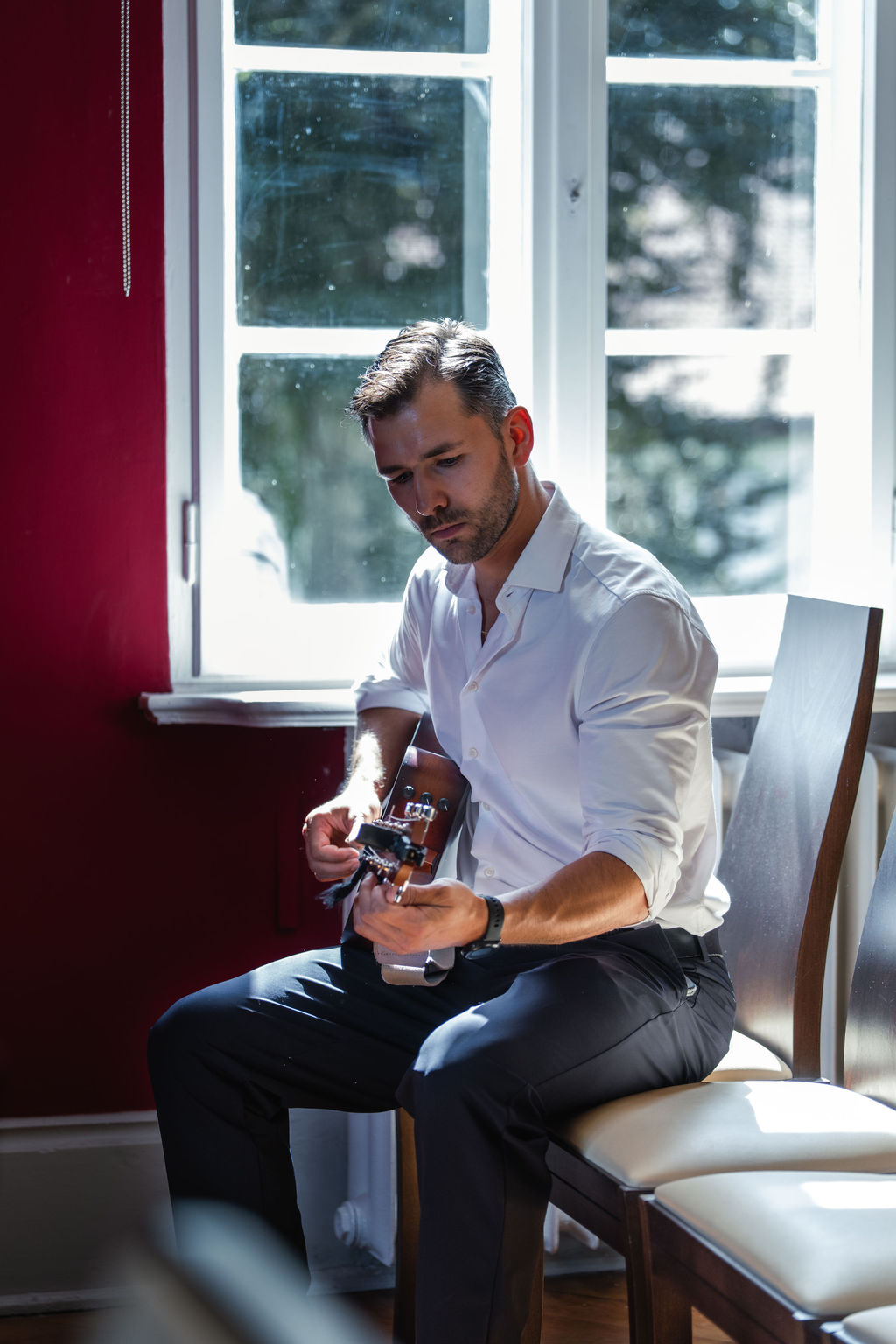 Kim-Loy Hochzeits-DJ und Live-Sänger spielt Gitarre bei Hochzeit in Berlin