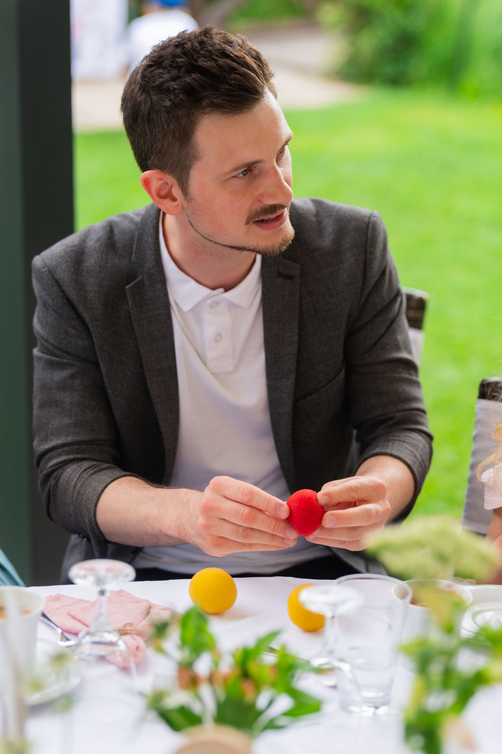 Zauberer Max Olbrich bei Close-up-Zauberei an einem Hochzeitstisch in Berlin
