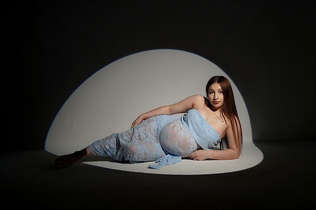 Briseida — soft light maternity portrait