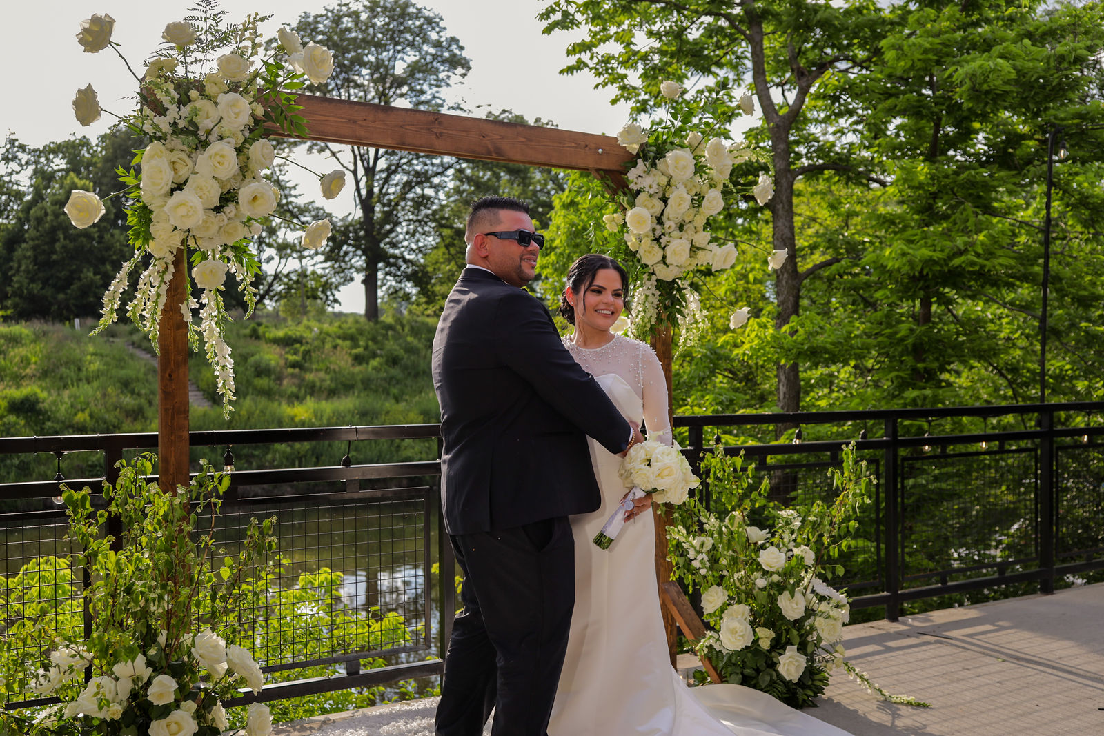 Novios en su boda bajo los árboles