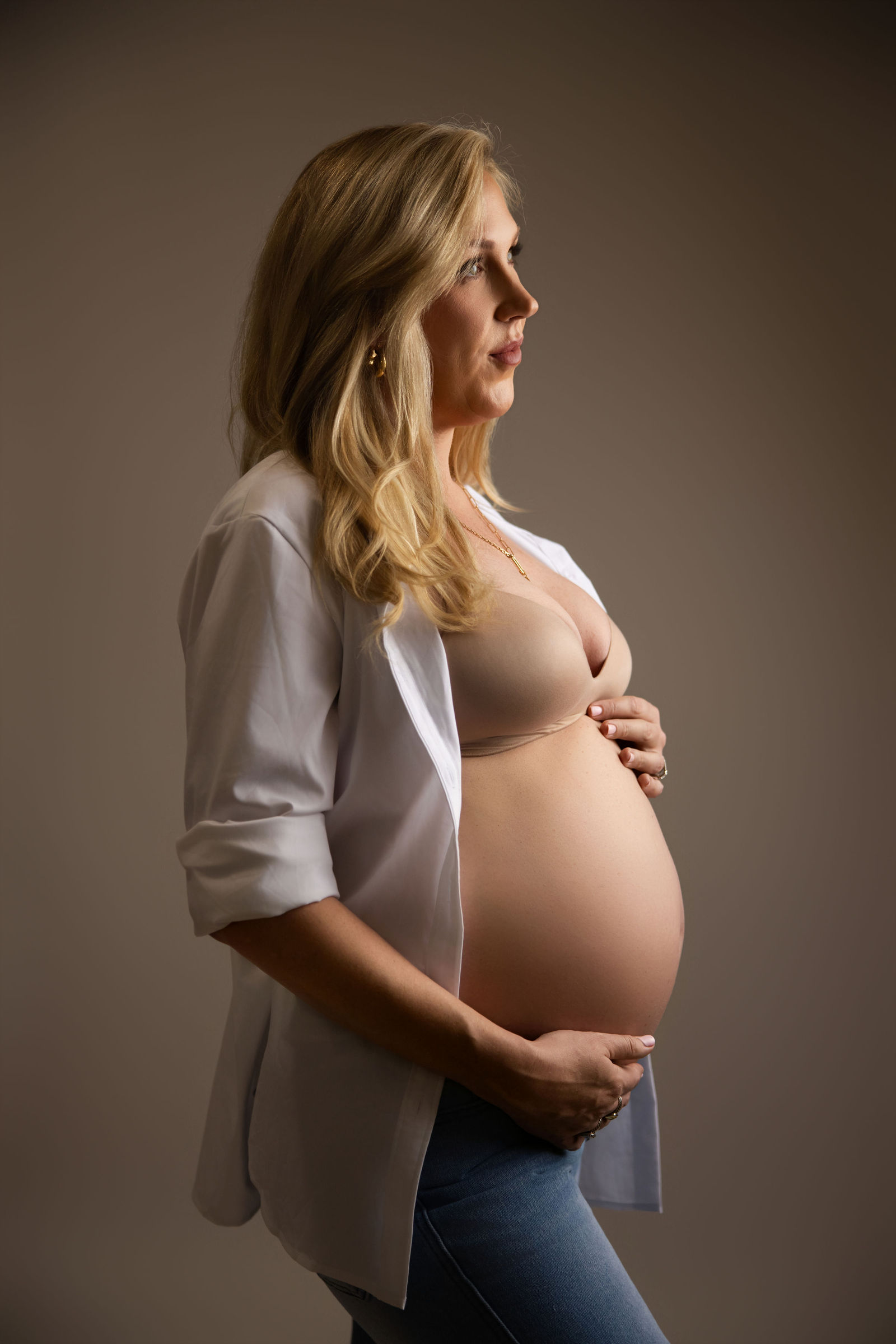 Utah County maternity photography — elegant outdoor maternity portrait in soft light