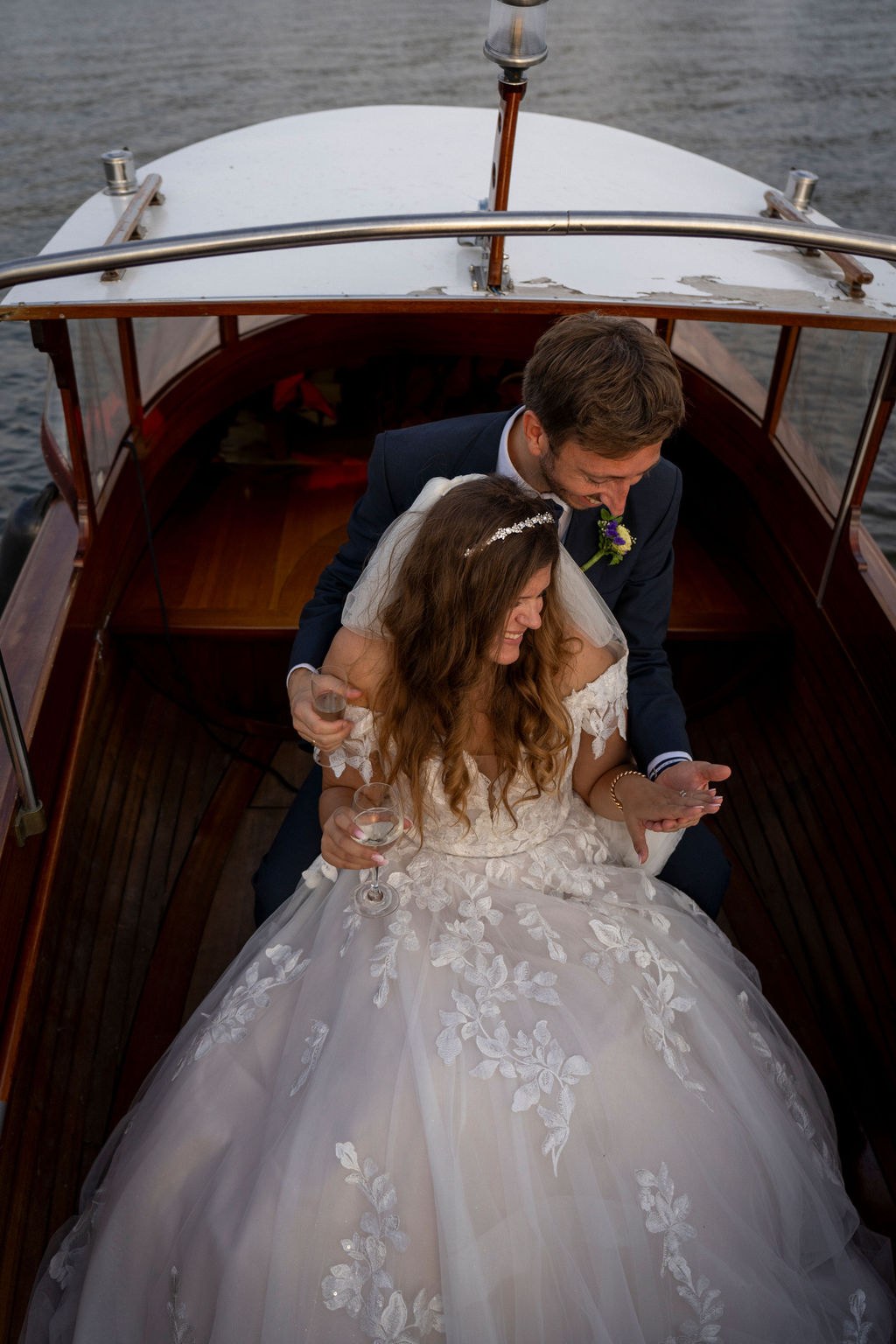 Brautpaar im Boot, herzlicher Moment, Villa Blumenfisch