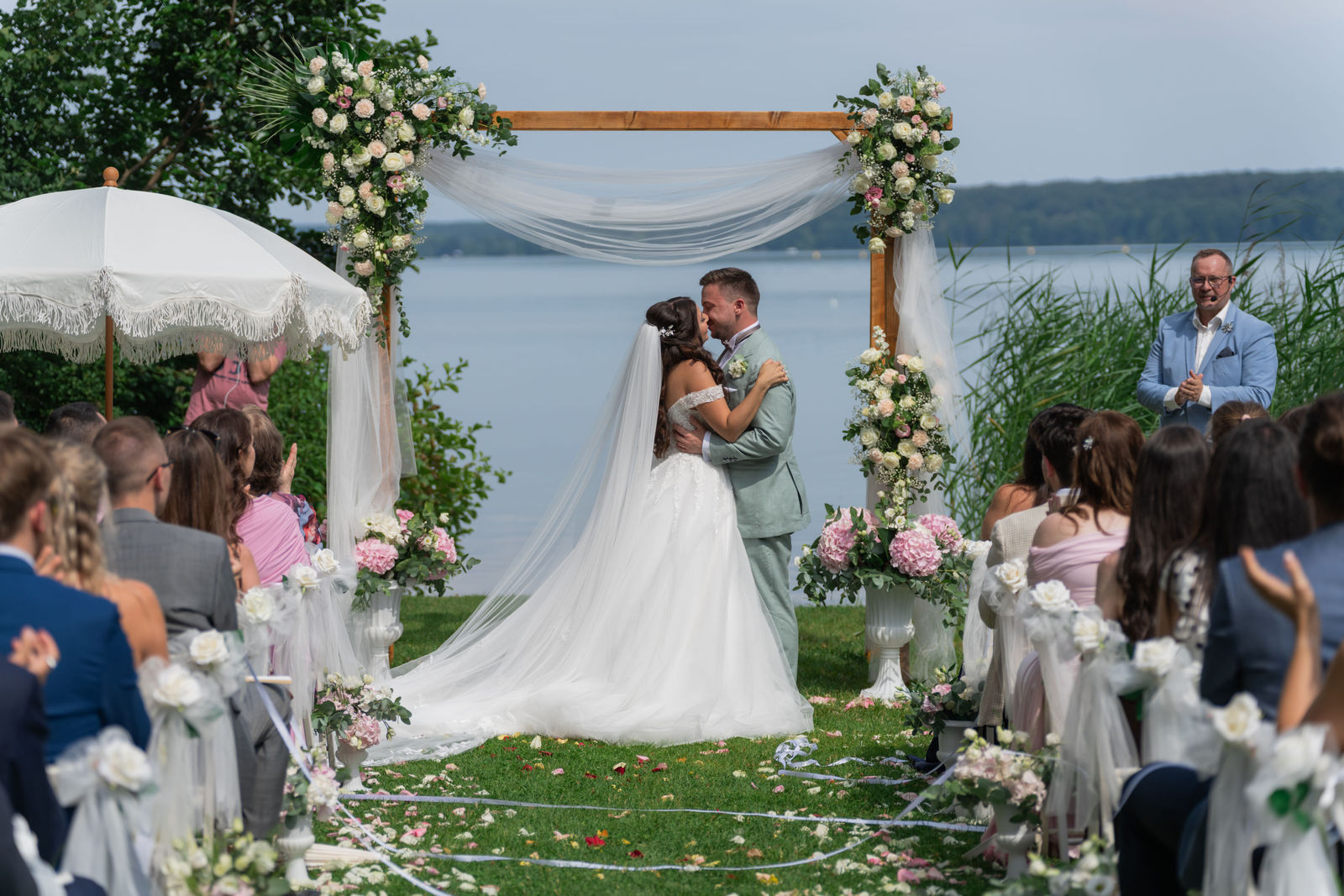 Hochzeitspaar im Café Wildau am Werbellinsee, Brandenburg