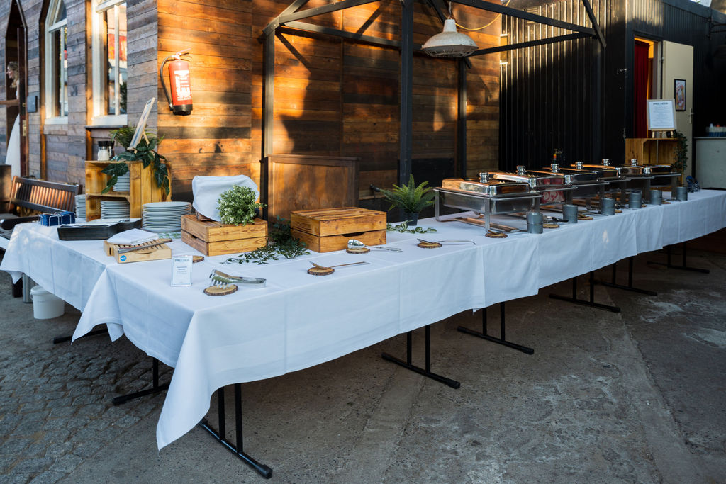 Hochzeitsbuffet im Außenbereich der Oberhafenkantine, Hochzeitslocation in Berlin Kreuzberg