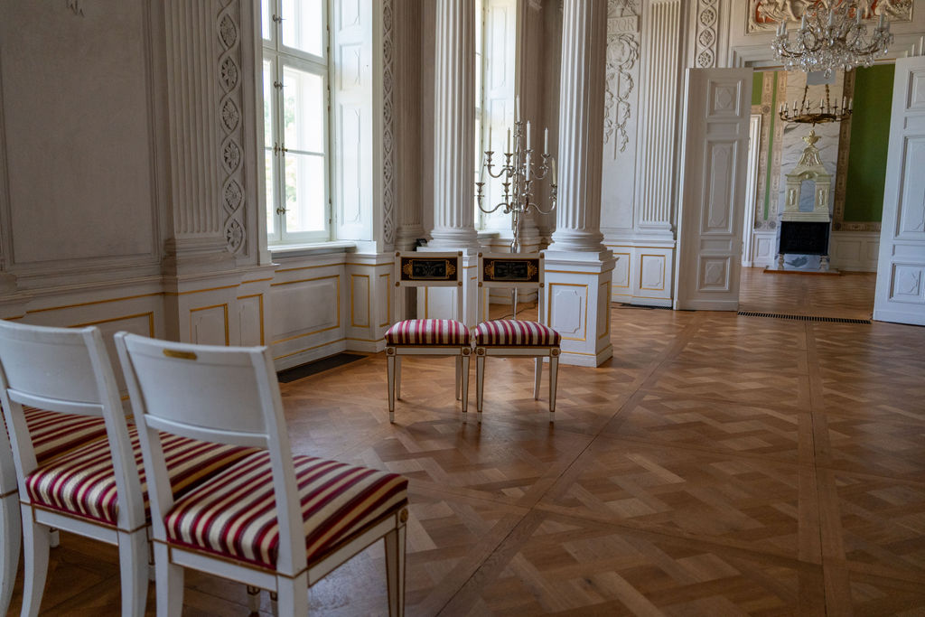 Brautpaar im Schlossgarten Friedrichsfelde Berlin, Hochzeitslocation Lichtenberg