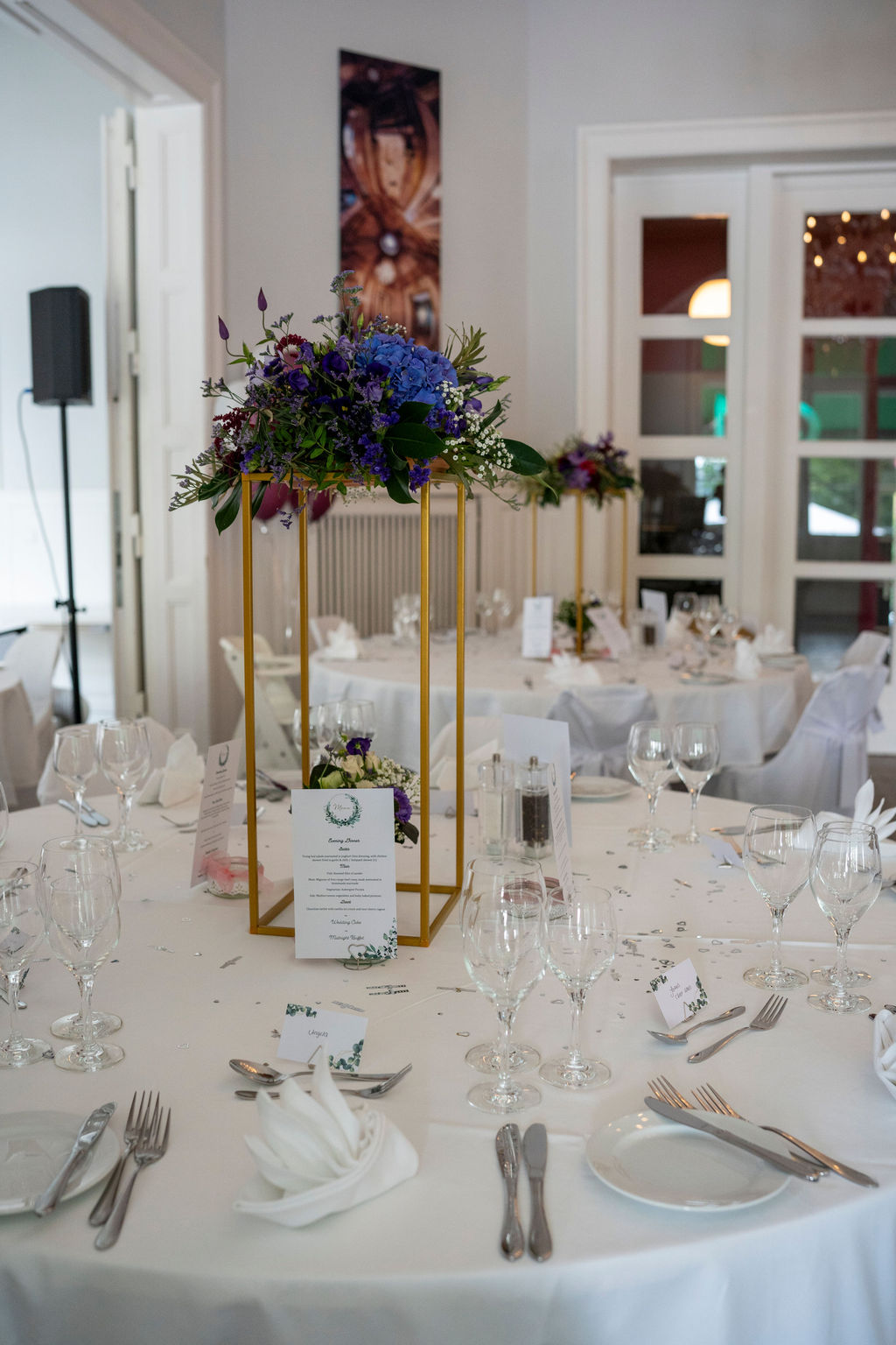 Festlich gedeckter Tisch mit Blumengesteck, Villa Blumenfisch