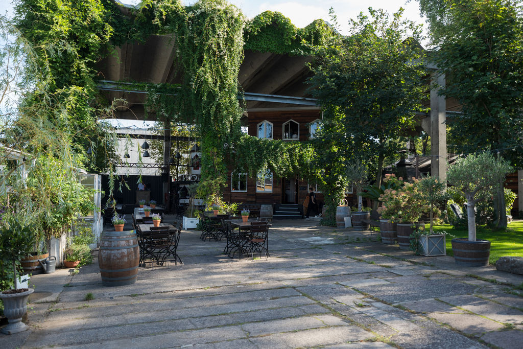 Holzfassade der Oberhafenkantine unter begrüntem Betondach, Hochzeitslocation in Berlin Kreuzberg