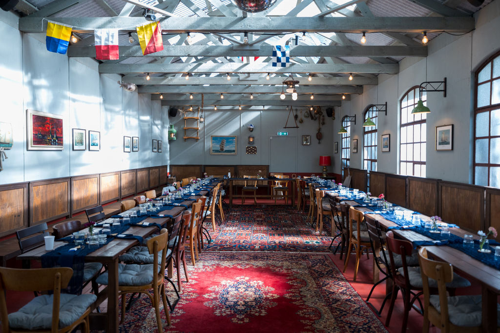 Maritim eingerichteter Festsaal mit rotem Teppich in der Oberhafenkantine Berlin, Hochzeitsfotograf Berlin und Brandenburg