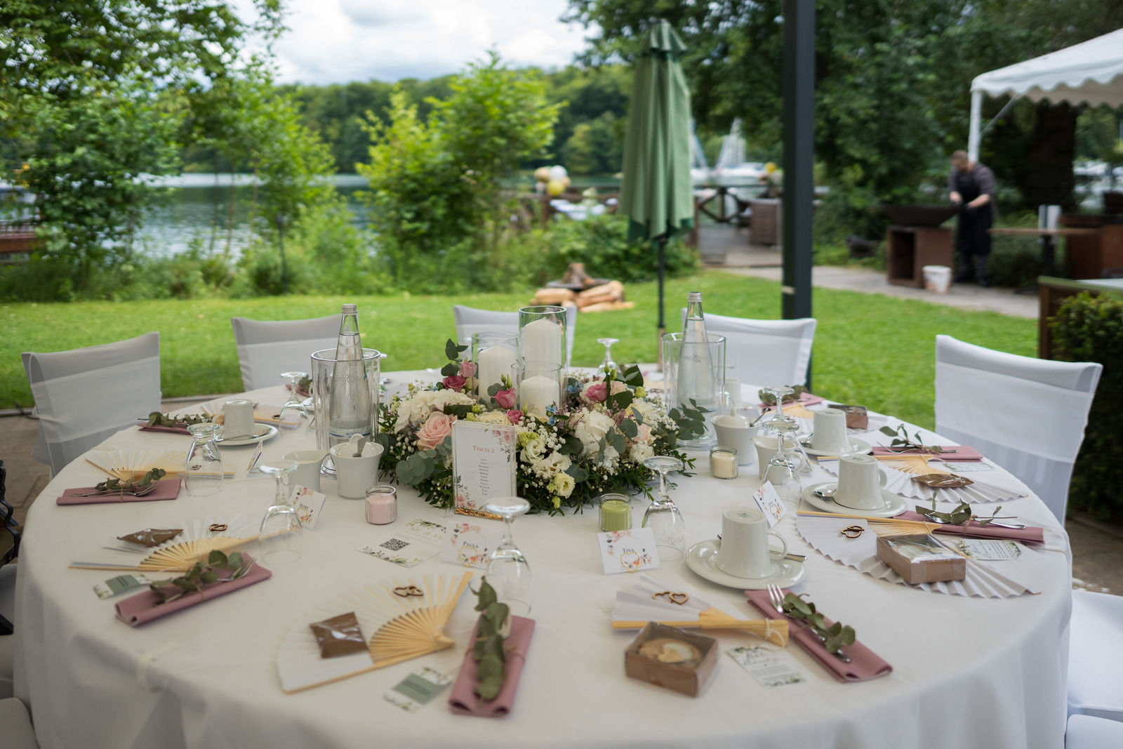 Hochzeitspaar feiert im Café Wildau am Werbellinsee