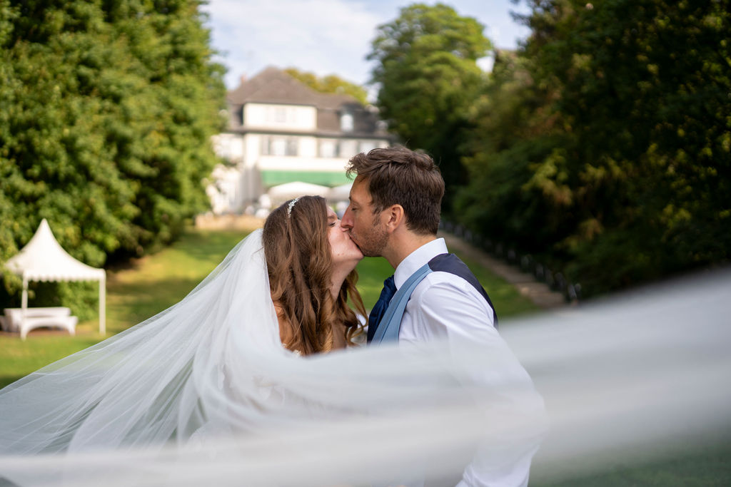 Hochzeitstisch mit lila Blumenschmuck, Villa Blumenfisch