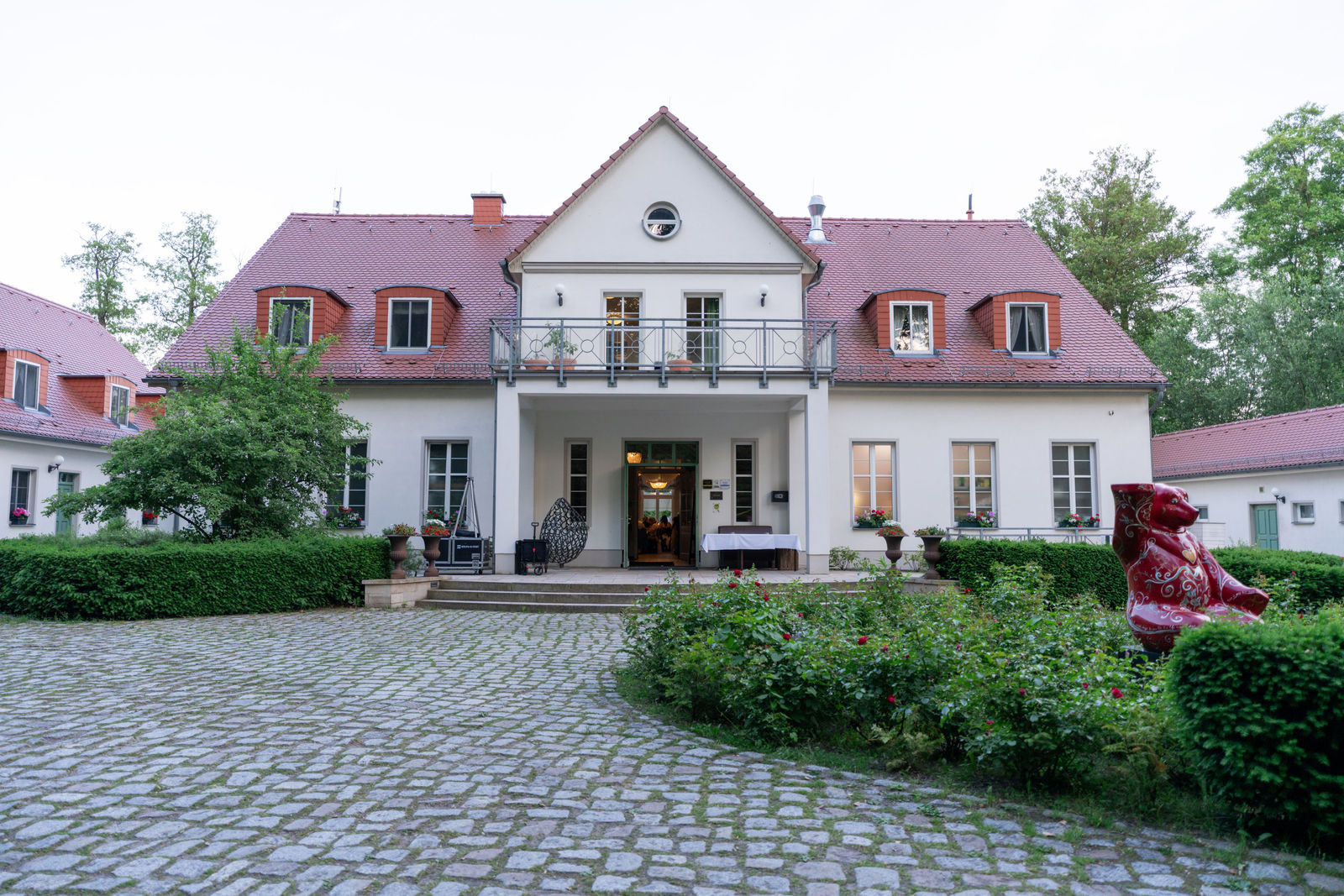 Hochzeitsgäste im Café Wildau am Werbellinsee, Brandenburg