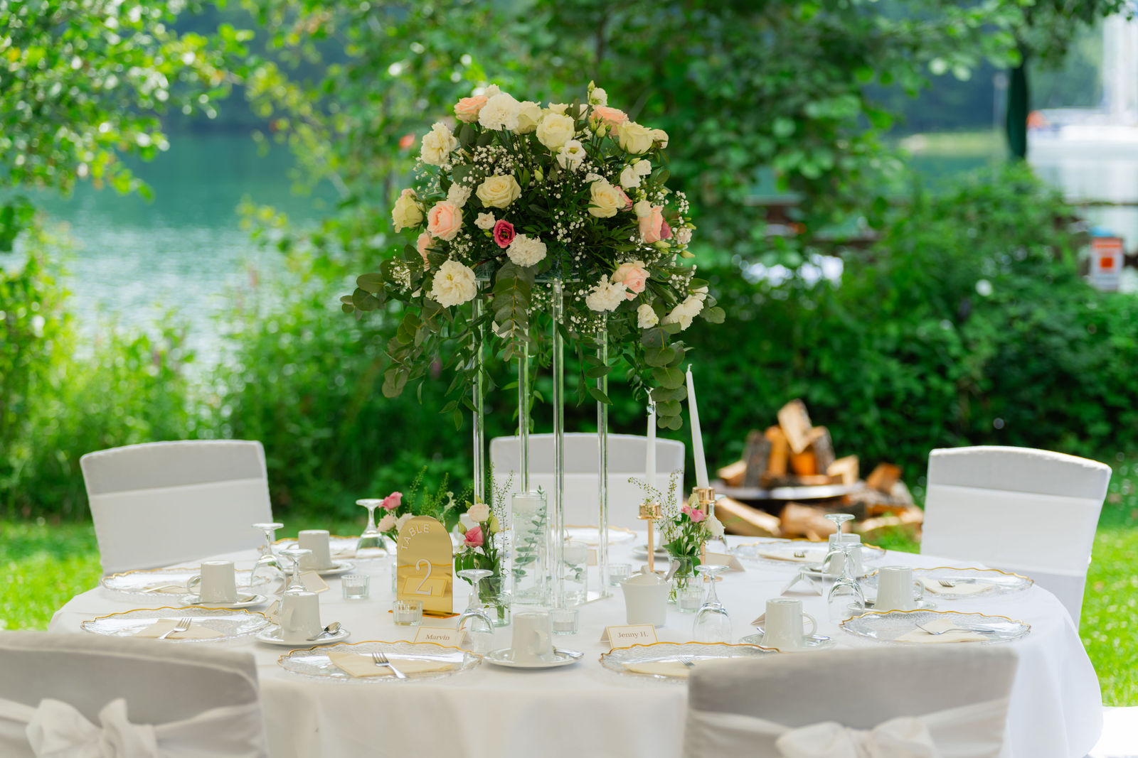 Gedeckter Hochzeitstisch mit hoher Blumendekoration direkt am Ufer des Werbellinsees im Café Wildau