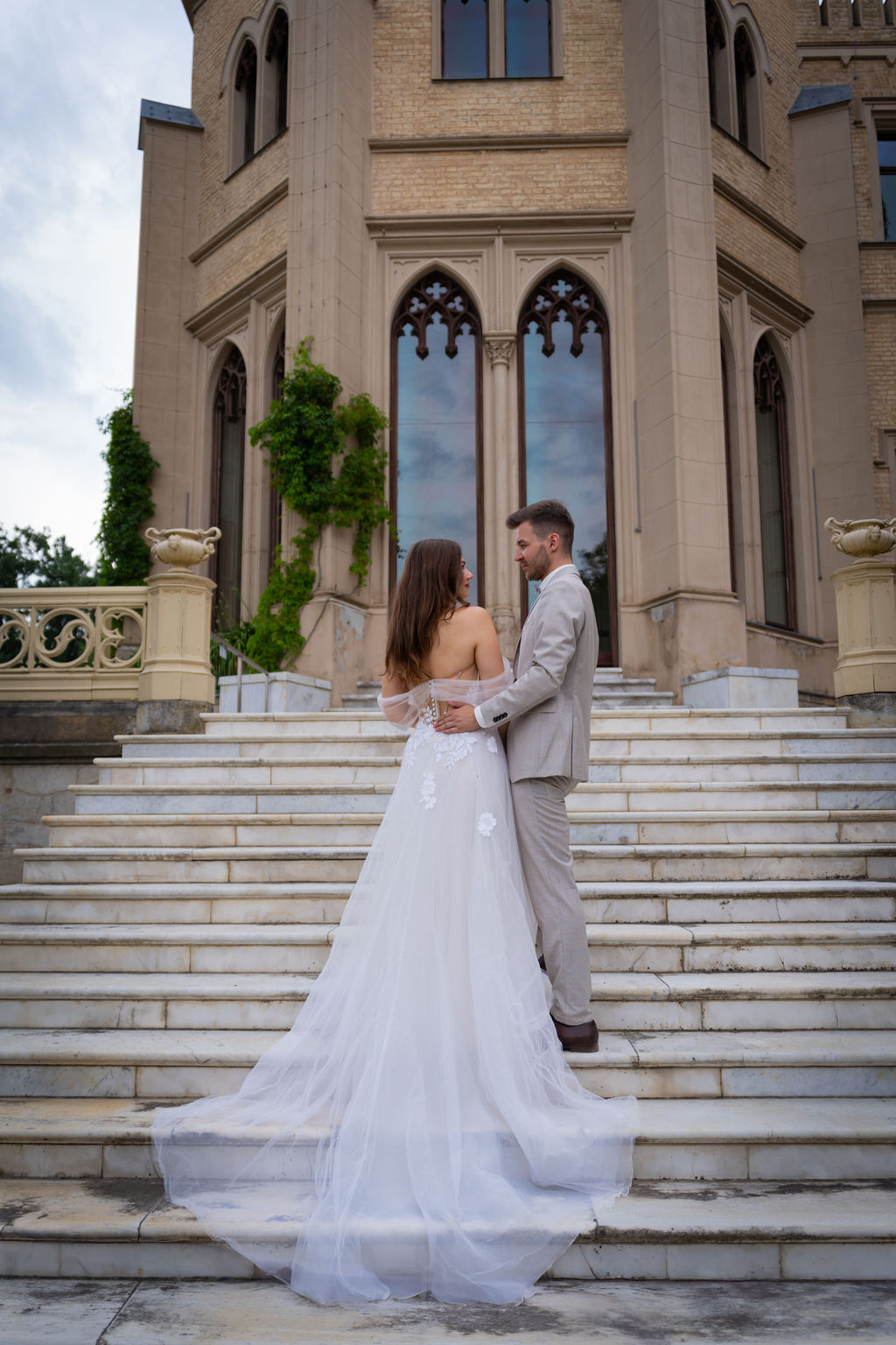 Hochzeitsfotograf Potsdam fotografiert Brautpaar im Schloss Babelsberg, natürliche Hochzeitsfotos Brandenburg