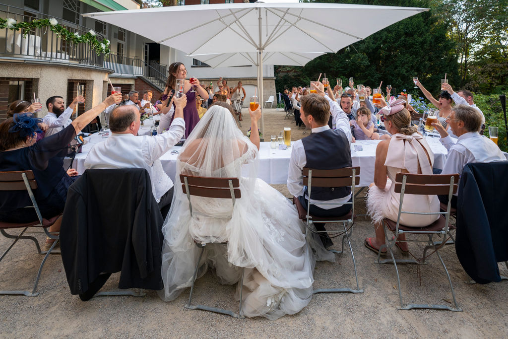 Hochzeitsgesellschaft auf der Terrasse, Villa Blumenfisch