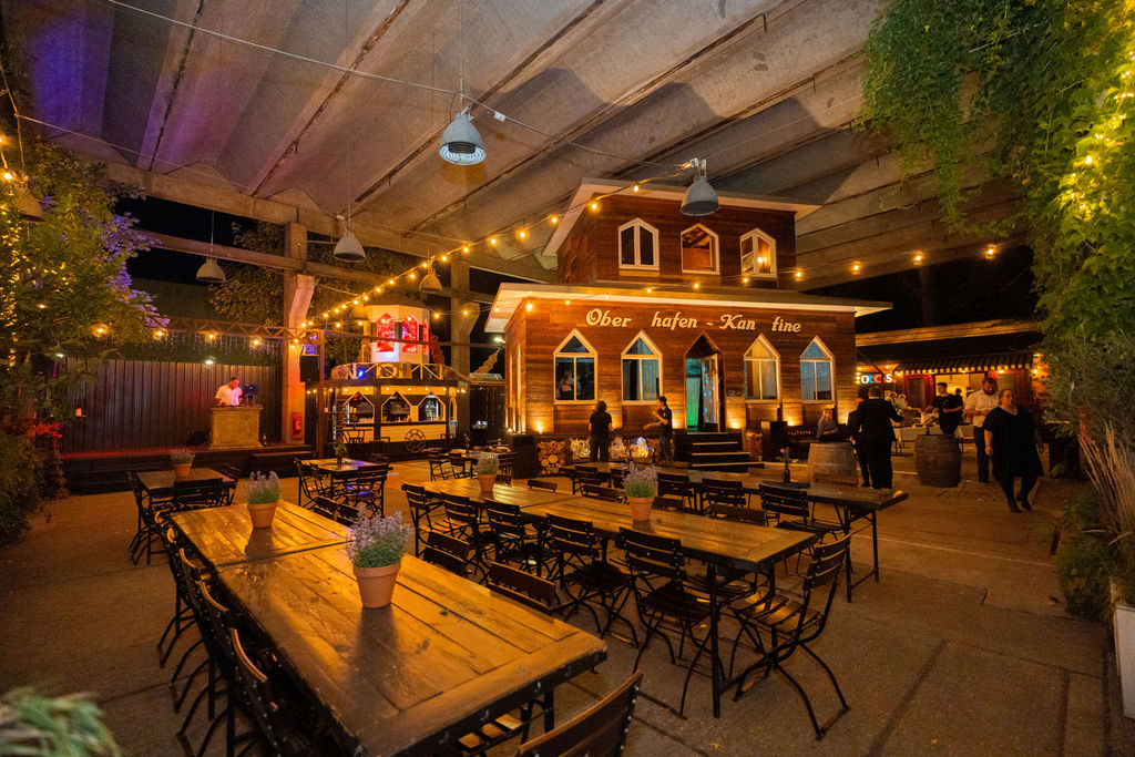 Hochzeitsfotograf in Berlin fotografiert die beleuchtete Fassade der Oberhafenkantine bei Nacht, Hochzeitslocation in Kreuzberg