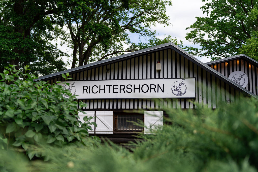 Eingang der Eventlocation Richtershorn am See in Berlin-Grünau mit Schriftzug, fotografiert von einem Hochzeitsfotograf für Berlin und Brandenburg