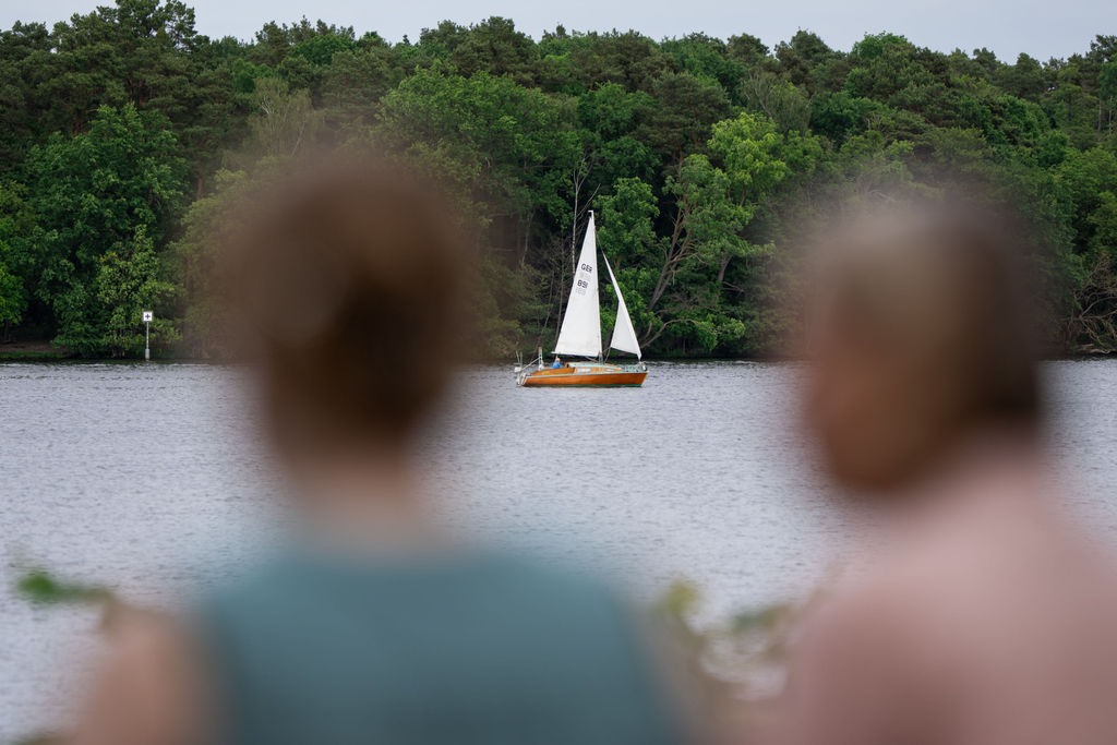 Blick auf den Langen See mit Segelboot beim Richtershorn am See, Hochzeitsfotograf Berlin und Brandenburg