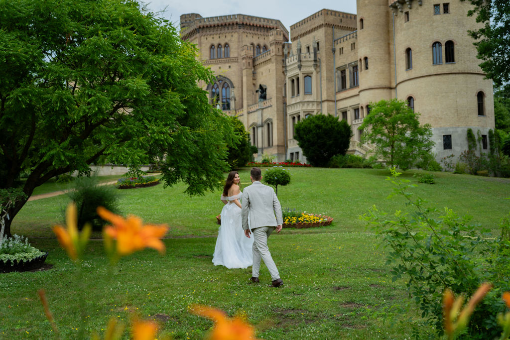 Brautpaar-Shooting am Wasser, Schloss Babelsberg Potsdam, Hochzeitsfotograf Berlin Brandenburg