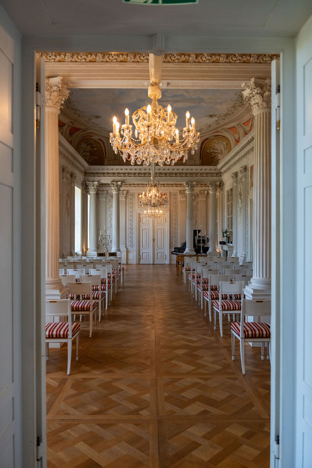 Brautpaar im Treppenhaus des Schloss Friedrichsfelde, Hochzeitslocation Berlin Lichtenberg