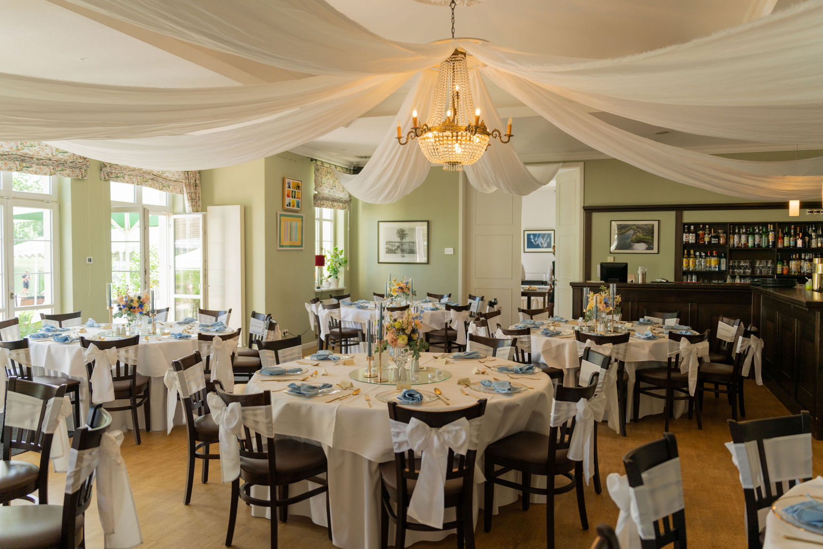 Hochzeitspaar im Café Wildau am Werbellinsee, Hochzeitslocation Brandenburg