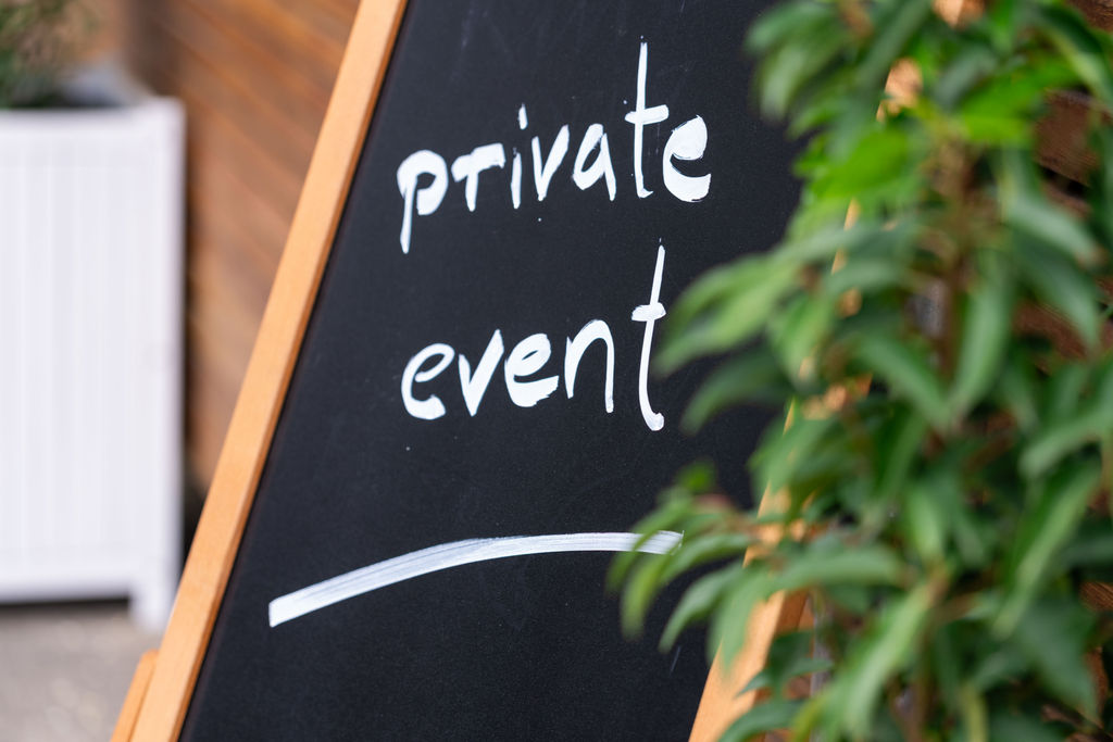 Private-Event-Tafel am Eingang der Hochzeitslocation Richtershorn am See Berlin