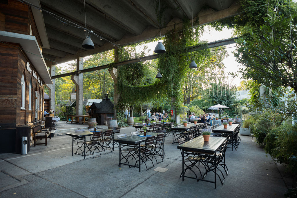 Gäste feiern unter dem großen Betondach der Oberhafenkantine, Hochzeitslocation Berlin, Hochzeitsfotograf Berlin Brandenburg