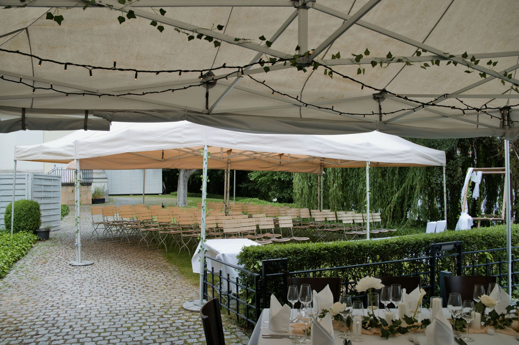Garten des Schlosscafé Köpenick auf der Schlossinsel mit Trauungszelt, Hochzeitslocation Köpenick Berlin
