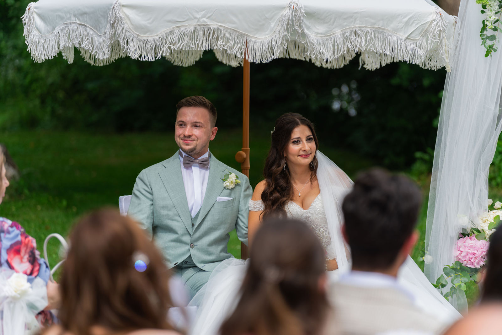 Hochzeitsgesellschaft im Café Wildau am Werbellinsee, Hochzeitsfotograf Berlin