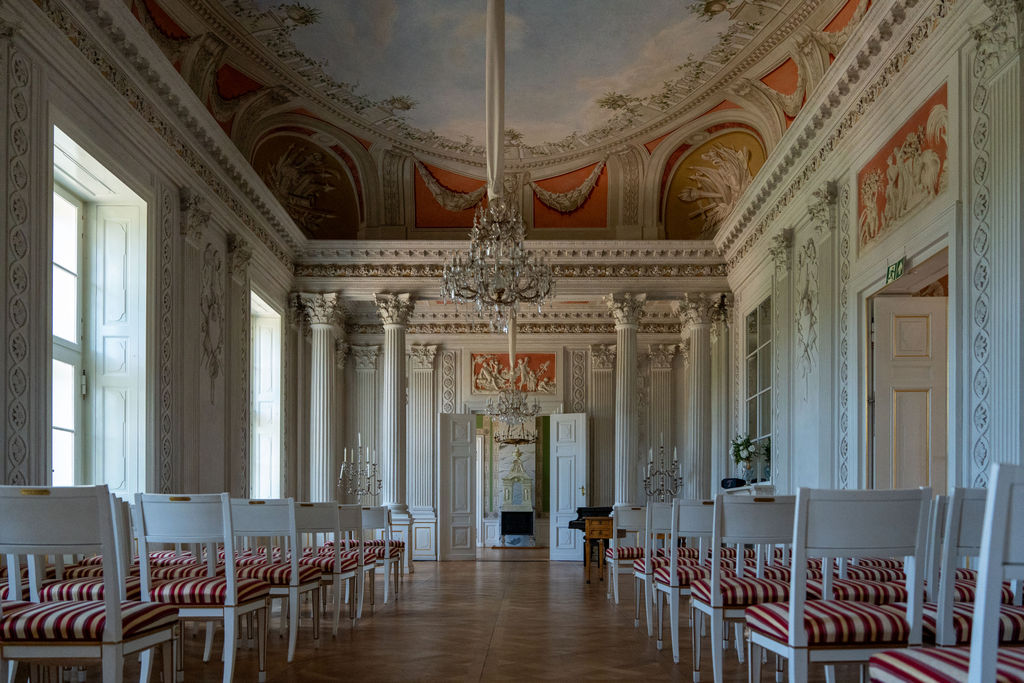 Brautpaar im Festsaal des Schloss Friedrichsfelde Berlin, Hochzeitslocation Tierpark