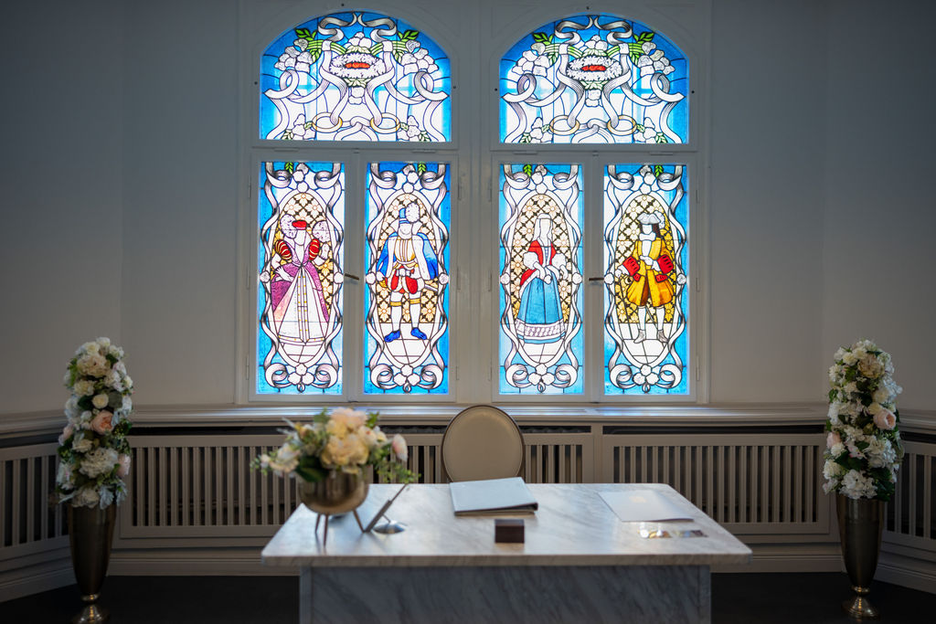 Trauzimmer im Rathaus Köpenick mit bunten Glasfenstern, Standesamt Köpenick für Hochzeiten in Berlin