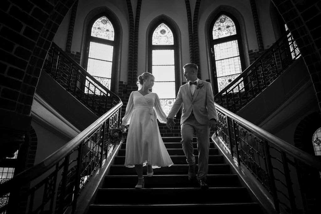 Brautpaar auf der historischen Treppe im Rathaus Köpenick, Hochzeitsfotograf Berlin Köpenick