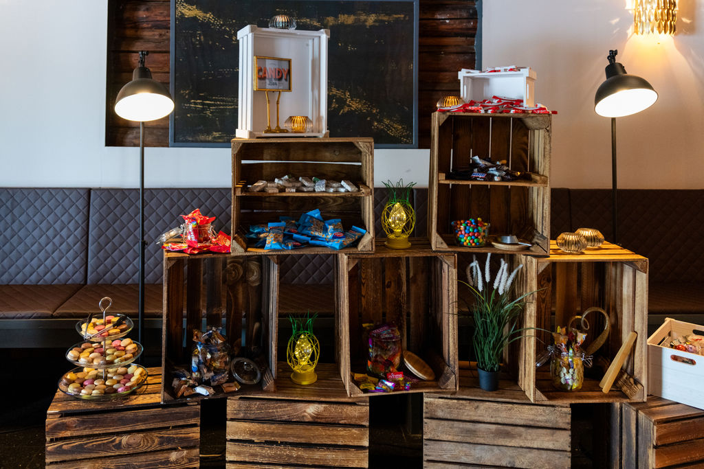 Rustikale Candy Bar in Holzkisten als Hochzeitsdekoration im Richtershorn am See Berlin