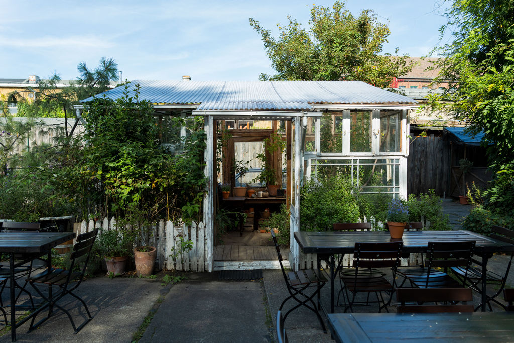 Begrünte Gewächshaus-Lounge im Garten der Oberhafenkantine, Hochzeitslocation Berlin Kreuzberg