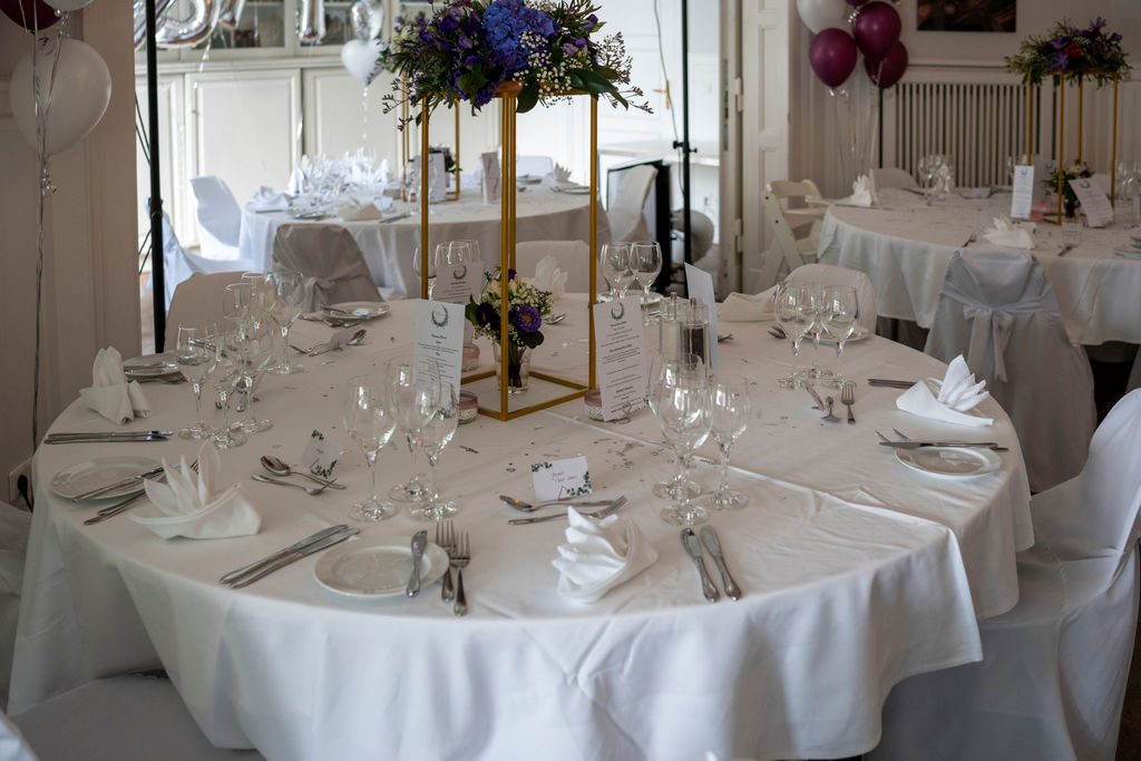 Hochzeitstisch mit blauem Blumenschmuck, Villa Blumenfisch