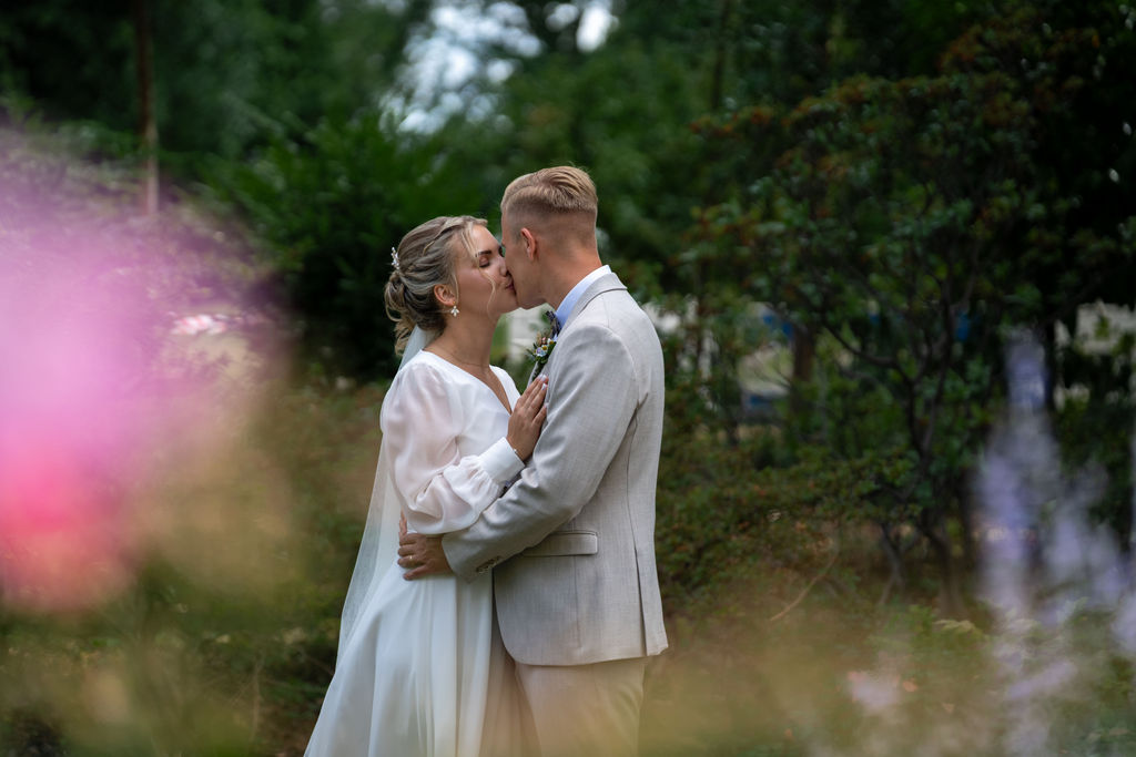 Brautpaar beim Shooting im Schlosspark Köpenick auf der Schlossinsel, Hochzeitsfotograf Berlin Köpenick