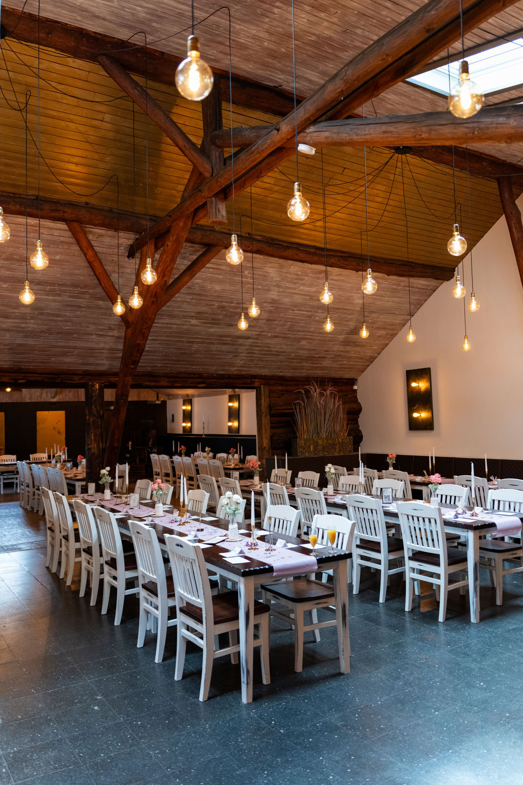 Hochzeitslocation Richtershorn am See in Berlin-Grünau – Festsaal mit Holzbalken, fotografiert vom Hochzeitsfotograf Berlin Allan Feitor