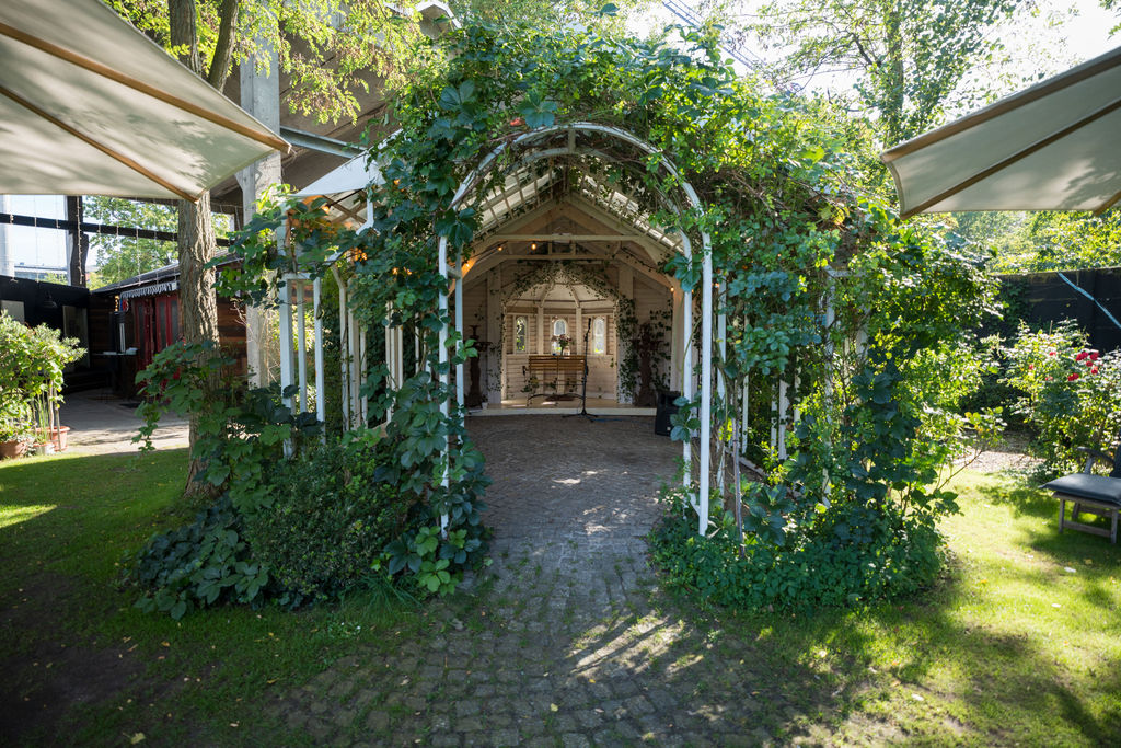 Rosenbogen am Eingang zur Oberhafenkapelle, Hochzeitslocation Oberhafenkantine Berlin, Hochzeitsfotograf in Berlin