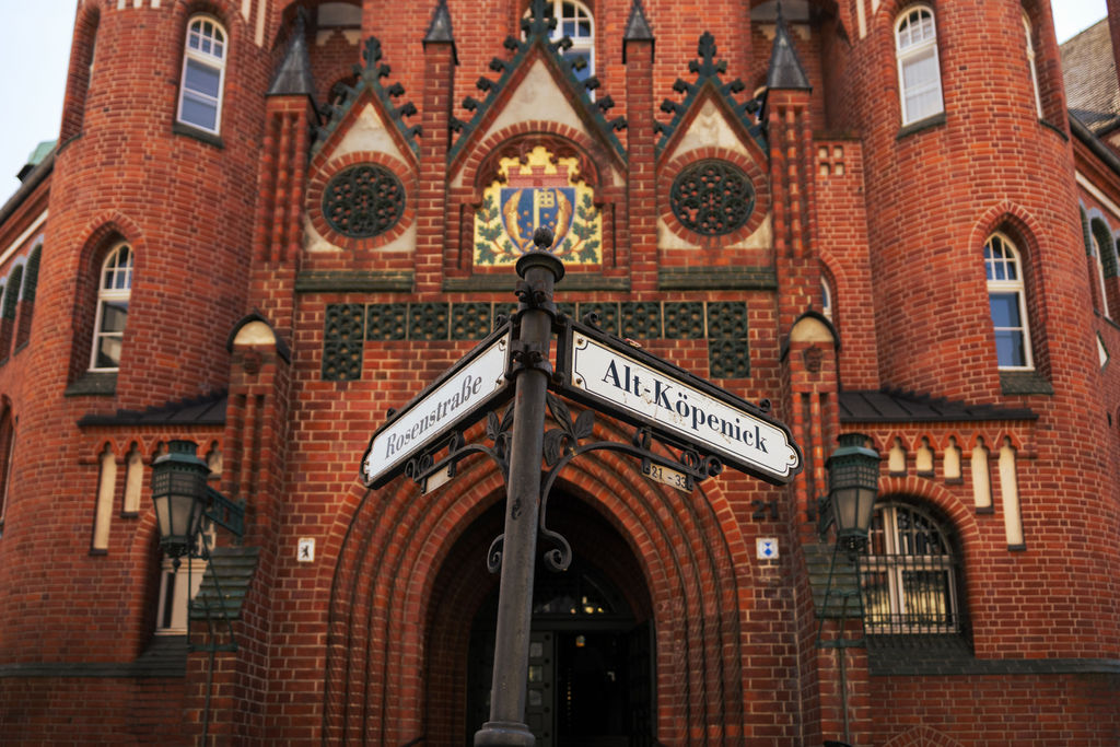 Rathaus Köpenick Fassade mit Straßenschild Alt-Köpenick, Standesamt für Hochzeiten in Berlin Köpenick
