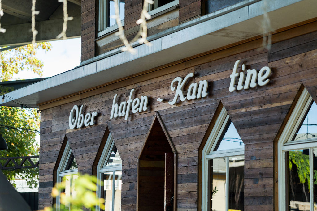 Schriftzug Oberhafenkantine an der Holzfassade, Hochzeitslocation Berlin Kreuzberg, fotografiert von Hochzeitsfotograf Allan Feitor