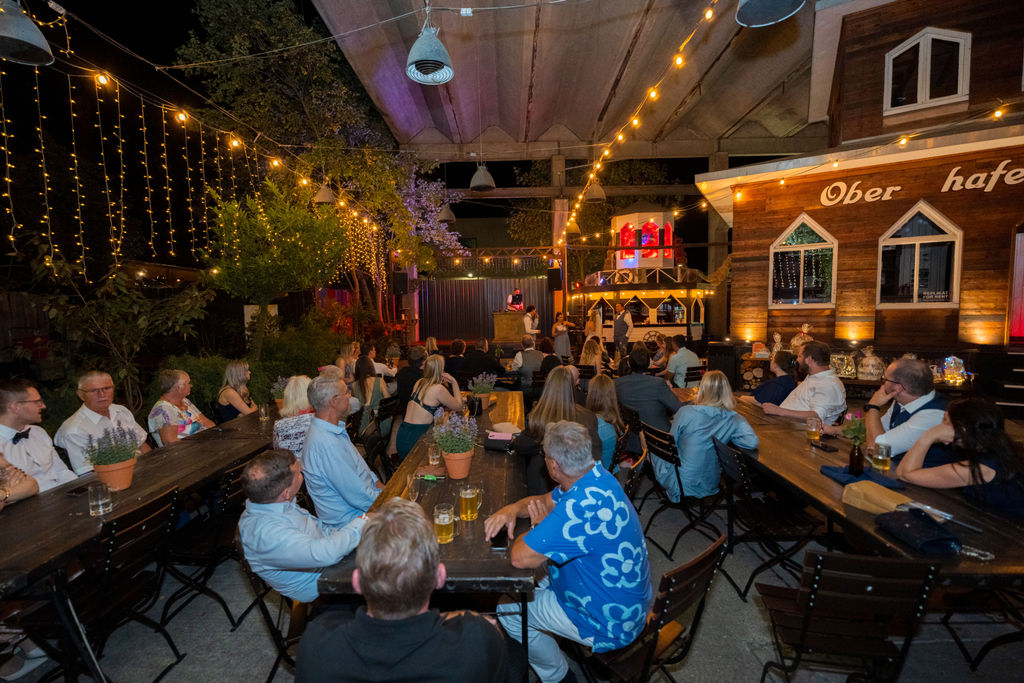 Hochzeitsgesellschaft feiert abends in der Oberhafenkantine Berlin, Hochzeitsfotograf Berlin und Brandenburg